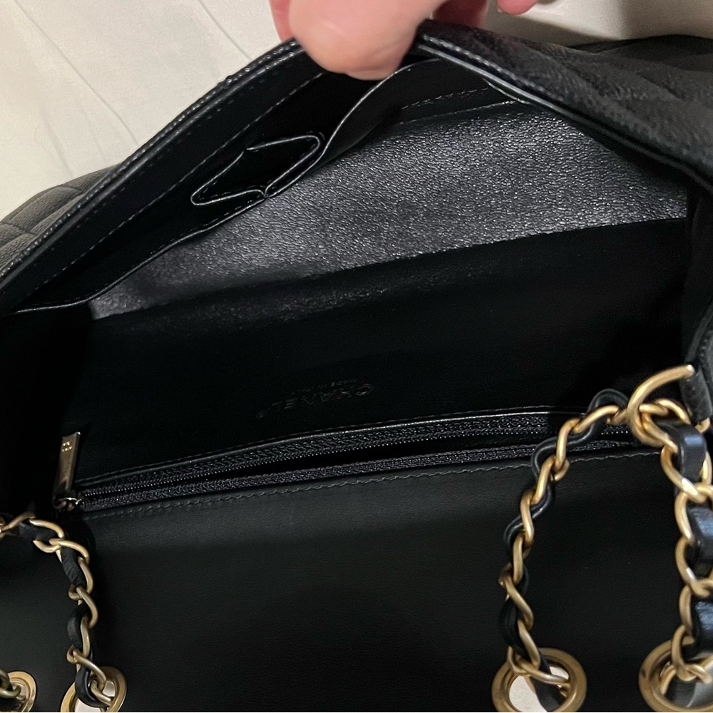 *SOLD* CHANEL Caviar Quilted Medium CC
Filigree Flap Black - Picture 6 of 16